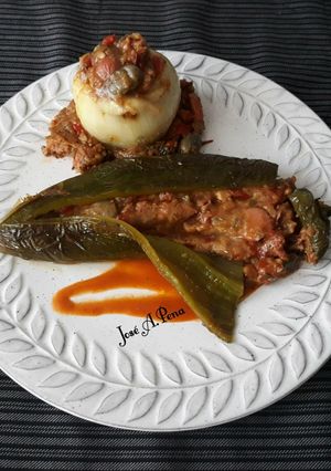 Una foto de Pimientos rellenos con salsa brava