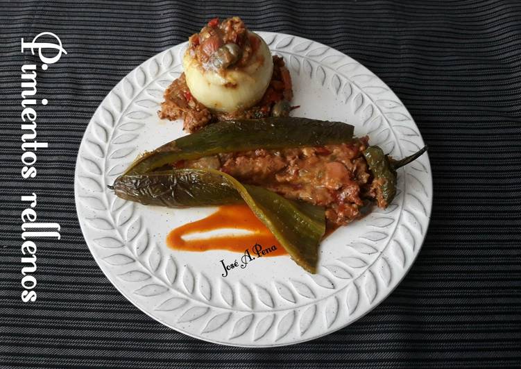 Pimientos rellenos con salsa brava