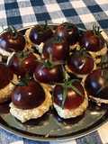 Tomates prunes au brocciu corse et tapenade verte