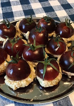 Une photo de Tomates prunes au brocciu corse et tapenade verte