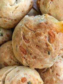 Una foto de Pancitos de queso y verdeo😋