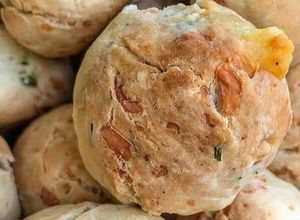 Una foto de Pancitos de queso y verdeo😋