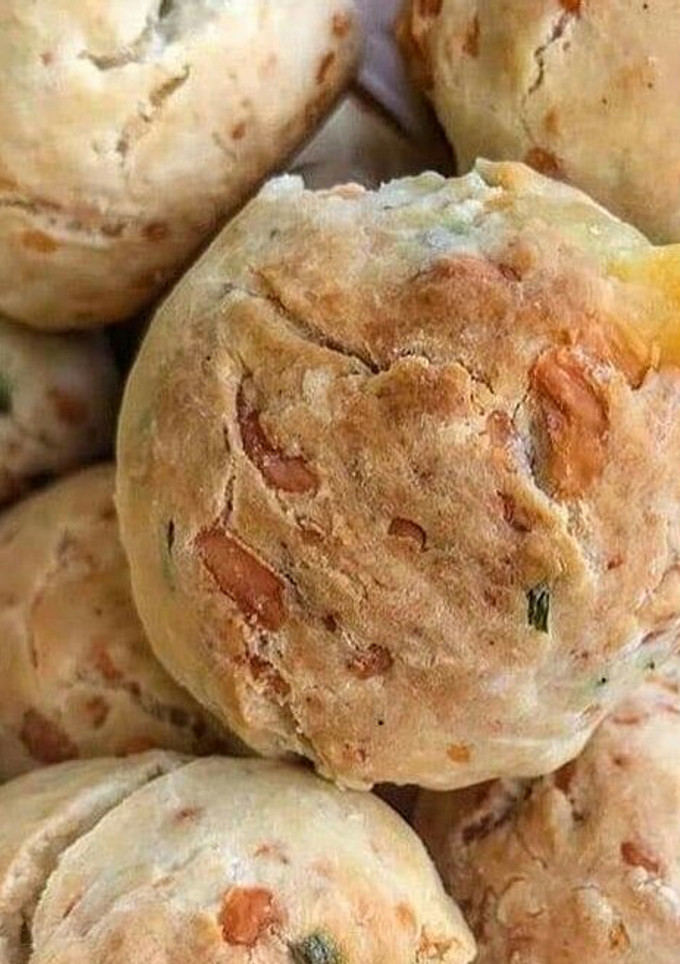 Una foto de Pancitos de queso y verdeo😋