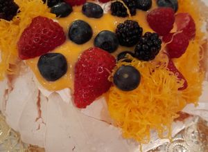 Foto de Pavlova com Doce de Ovos e Frutos Vermelhos