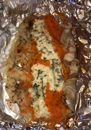 Una foto de Filete de merluza, con queso azul