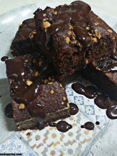 Una foto de Brownie casero con cacahuetes tostados