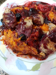 Una foto de Solomillo de cerdo con batata y frutos rojos