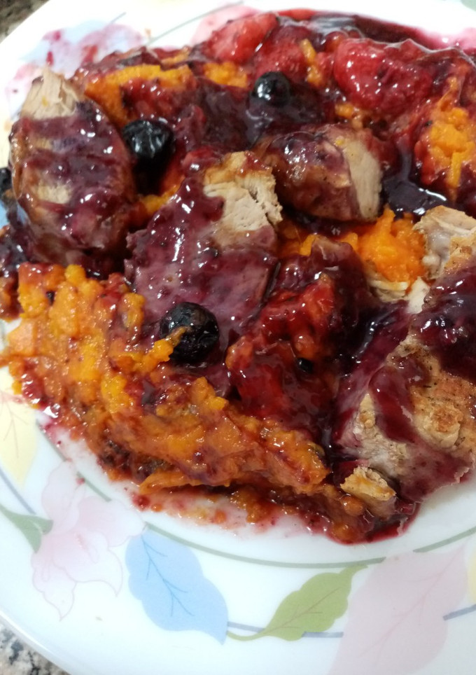 Una foto de Solomillo de cerdo con batata y frutos rojos