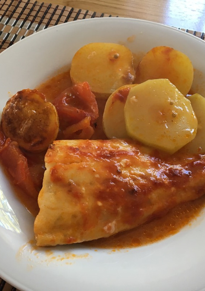 Una foto de Bacalao con tomate al horno