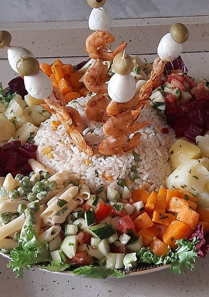 صورة سلطة منعشة بالخضر و سمك القمرون من أروع السلطات