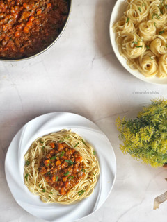 A picture of Spaghetti & bolognese sauce.