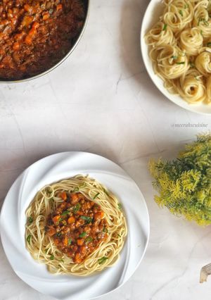 A picture of Spaghetti & bolognese sauce.