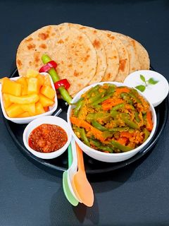 ટીંડોળા - ગાજરનું શાક (Tindora Gajar Shak Recipe In Gujarati) રેસીપી મુખ્ય ફોટો