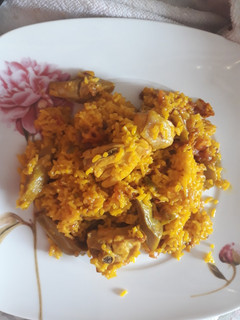 Una foto de Arroz caldoso con pollo y alcachofa