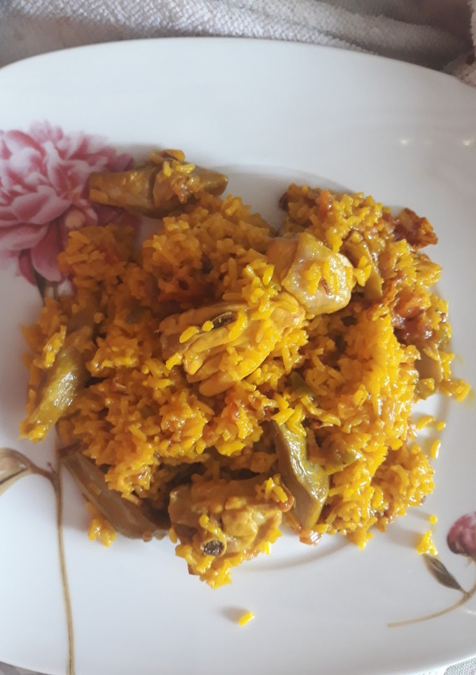 Una foto de Arroz caldoso con pollo y alcachofa