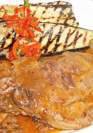 Una foto de Chuletas de cerdo vetadas estofadas al merlot