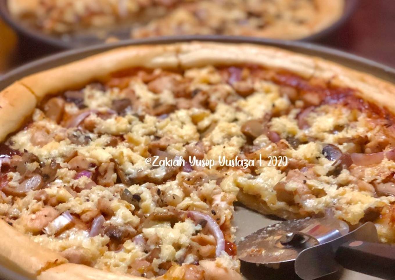 Pizza dengan ayam dan cendawan