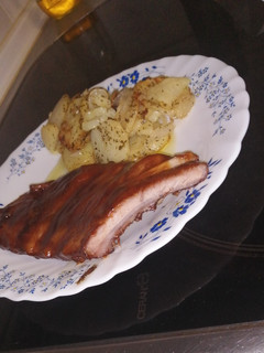 Una foto de Costillas BBC al horno con patata panadera y cebolla