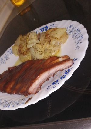 Una foto de Costillas BBC al horno con patata panadera y cebolla