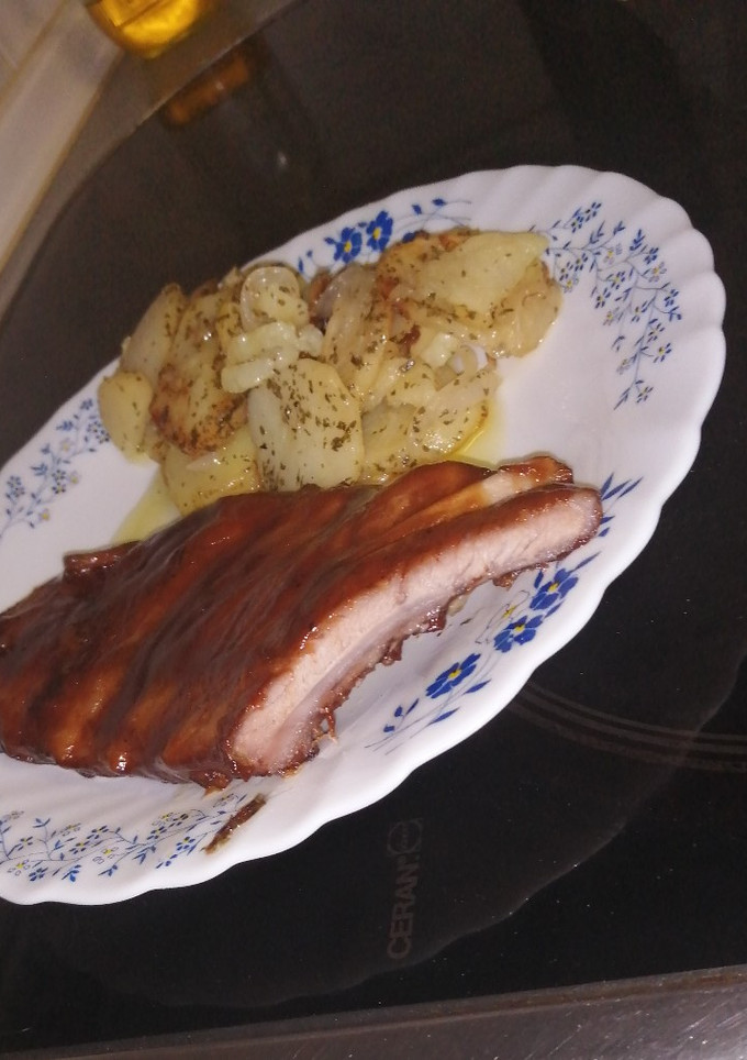 Una foto de Costillas BBC al horno con patata panadera y cebolla