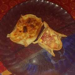 Una foto de Canastita de jamón y queso, y de cebolla y queso