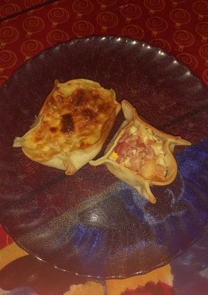 Una foto de Canastita de jamón y queso, y de cebolla y queso