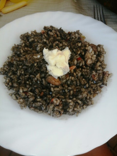 Una foto de Arroz negro con alioli