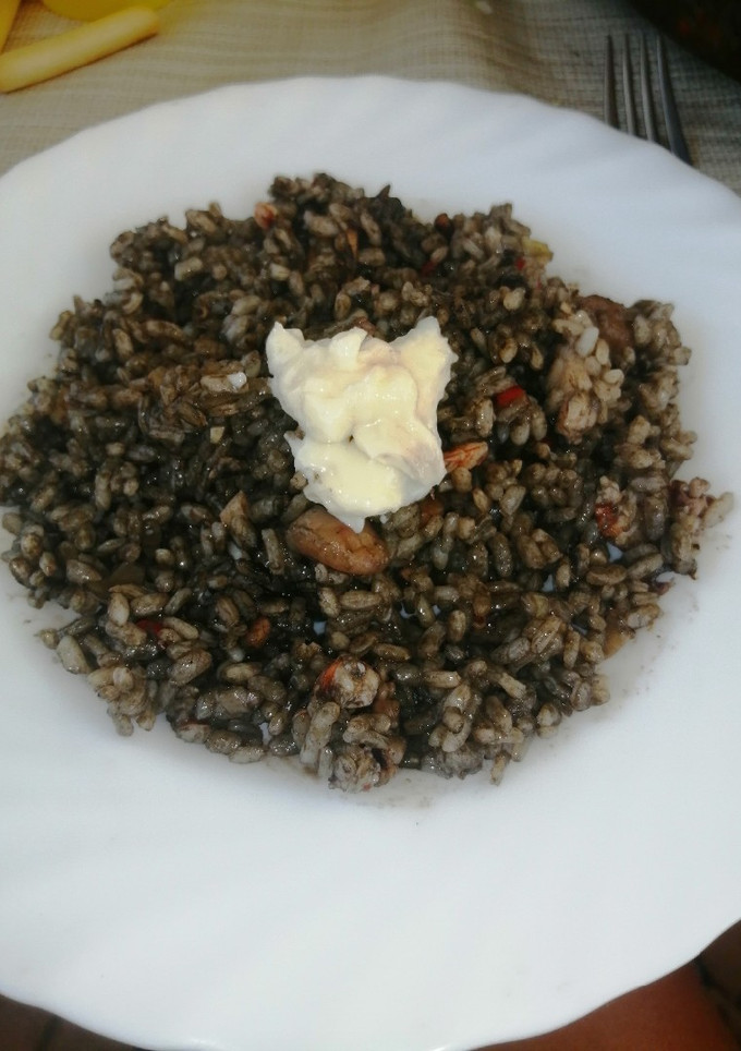 Una foto de Arroz negro con alioli