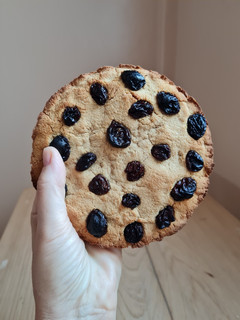 Una foto de Mega cookie saludable con harina de coco y pasas