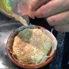 Una foto de Paquete de hojaldre relleno de quesos con sésamo y guindilla