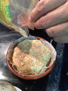 Una foto de Paquete de hojaldre relleno de quesos con sésamo y guindilla