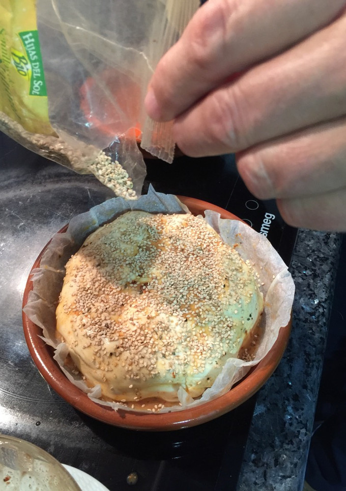 Una foto de Paquete de hojaldre relleno de quesos con sésamo y guindilla