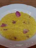 Risotto con zafferano e petali di rosa