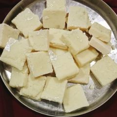 A picture of Mave/khoya ki burfi.