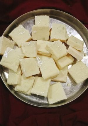 A picture of Mave/khoya ki burfi.