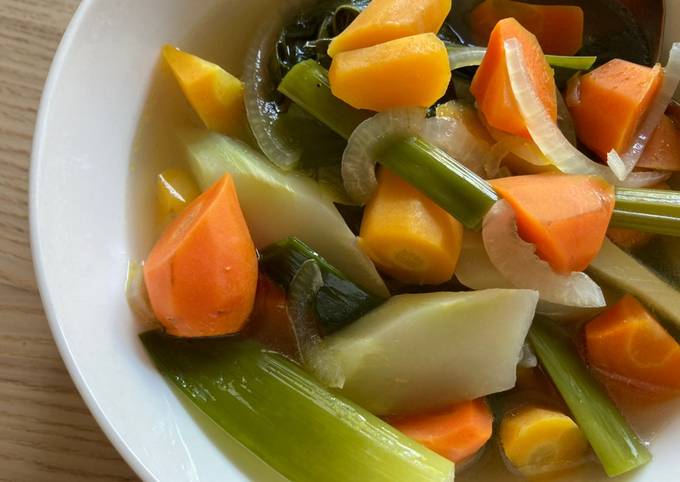 Ternyata begini loh! Cara gampang memasak Sup sayuran biasa dengan kaldu sisa dari tim nugget ayam  menggugah selera