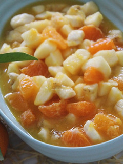 Una foto de Macedonia de mandarina, manzana y plátano