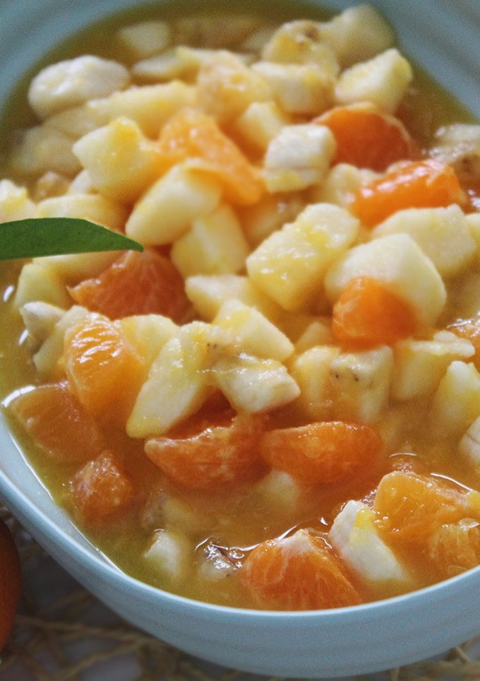 Una foto de Macedonia de mandarina, manzana y plátano