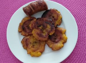 Una foto de Patacones dulces con chorizo de la selva