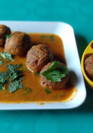 फ्लॉवरची कोफ्ता करी(flowerchi kofta curry recipe in marathi) रेसिपी चे मुख्य फोटो