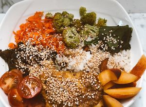 Una foto de Poke Bowl con róbalo y pargo, brócoli, tomate cherry, champiñones al curry y arroz 🍛