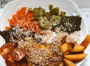 Una foto de Poke Bowl con róbalo y pargo, brócoli, tomate cherry, champiñones al curry y arroz 🍛
