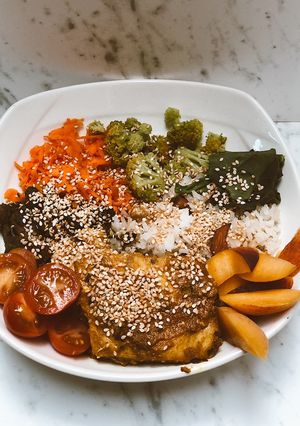 Una foto de Poke Bowl con róbalo y pargo, brócoli, tomate cherry, champiñones al curry y arroz 🍛