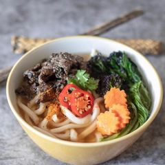 A picture of Udon with honey and soy beef with miso broth.