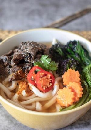 A picture of Udon with honey and soy beef with miso broth.