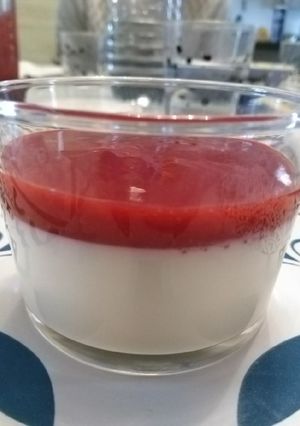 Une photo de Panna cotta à la rose, coulis framboise