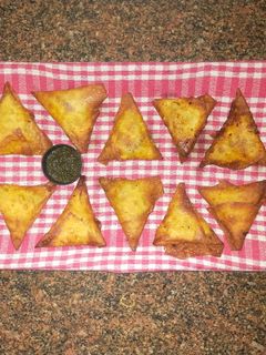 சிக்கன் சமோசா (Chicken samosa recipe in tamil) செய்முறை முக்கிய புகைப்படம்