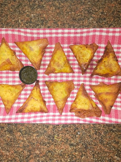 சிக்கன் சமோசா (Chicken samosa recipe in tamil) செய்முறை முக்கிய புகைப்படம்