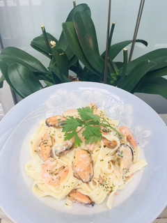 Una foto de Pasta Fetuccini Alfredo con mix de Mariscos!