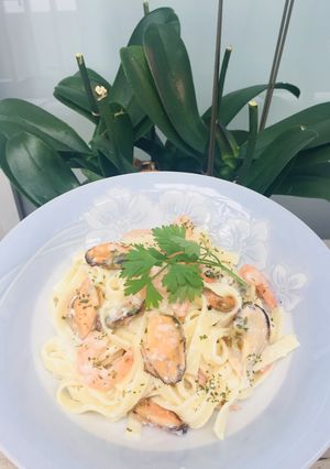 Una foto de Pasta Fetuccini Alfredo con mix de Mariscos!
